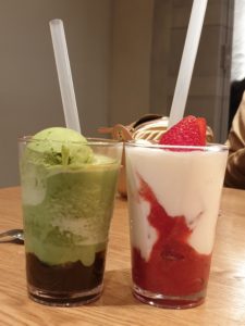 Matetee mit Mateeis auf braunen Schleimkugeln - Joghurt mit Tee und Erdeere